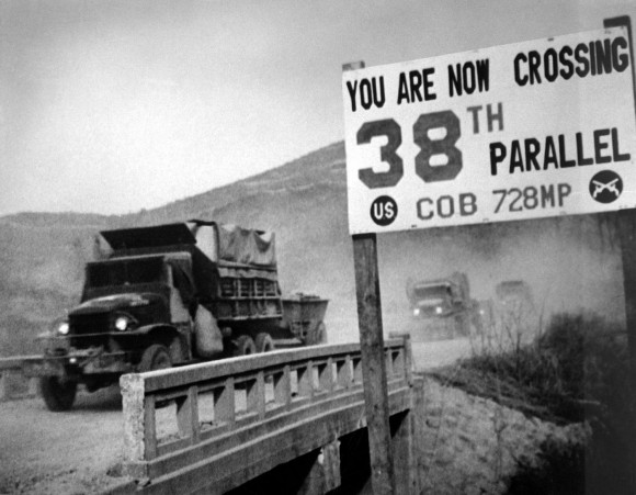 Guerra da Coreia - Crossing the 38th parallel. United Nations forces withdraw from Pyongyang, the North Korean capital. They recrossed the 38th parallel. 1950. (USIA) Exact Date Shot Unknown NARA FILE #: 306-FS-259-21 WAR & CONFLICT BOOK #: 1433