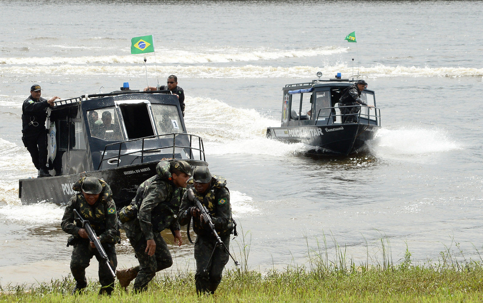 Exército faz operação na fronteira com o Paraguai para reduzir