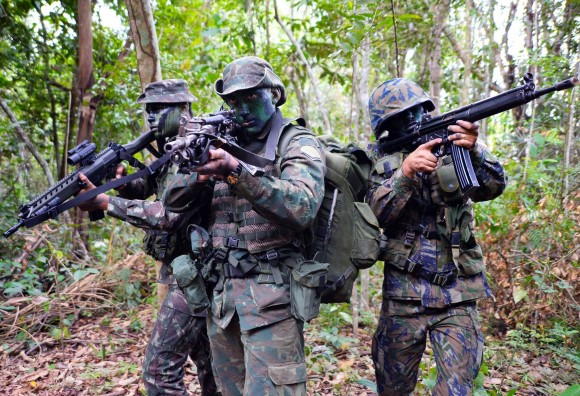 Brasil - Soldados das 3 Forças Armadas Brasileiras