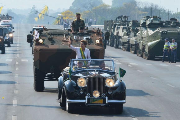 crise militar - Dilma no desfile de 7 de setembro de 2015