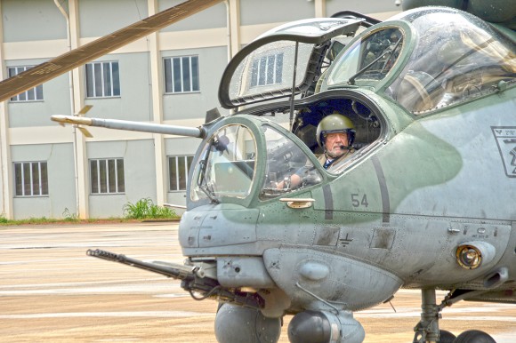 Ministro_da_Defesa,_Jaques_Wagner,_visita_a_Base_Aérea_de_Porto_Velho_-_RO_(16298228673)