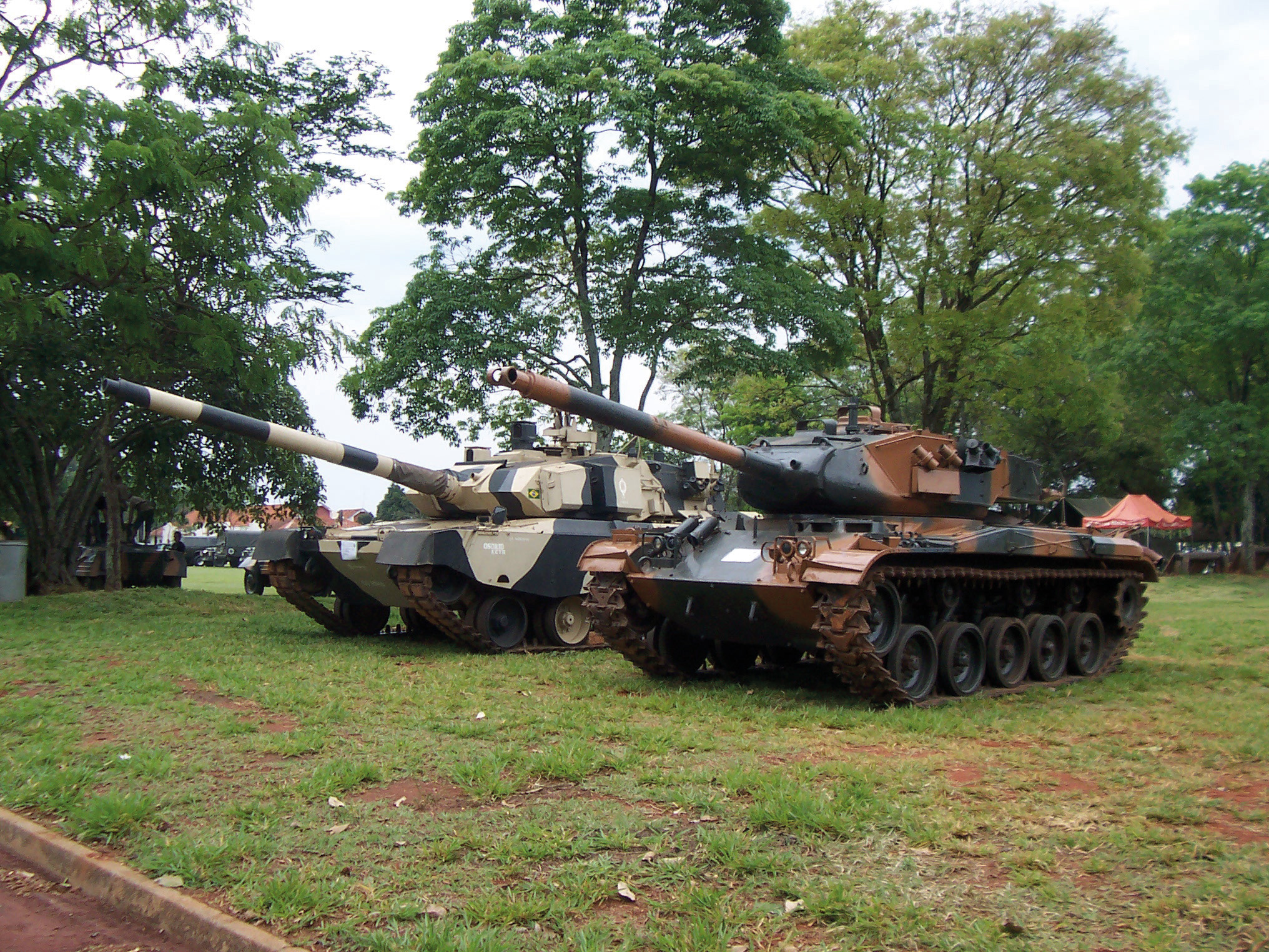 M-41 Caxias e protótipo do Osório em Pirassununga em setembro de 2009 - foto Nunão