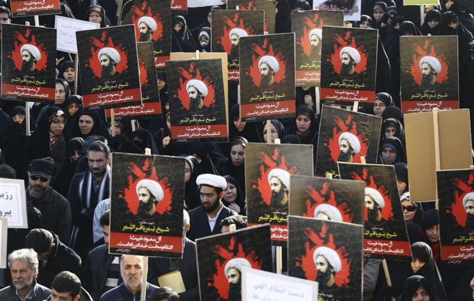 Com cartazes e retratos, manifestantes iranianos protestaram contra a execução de Nimr Baqir al Nimr