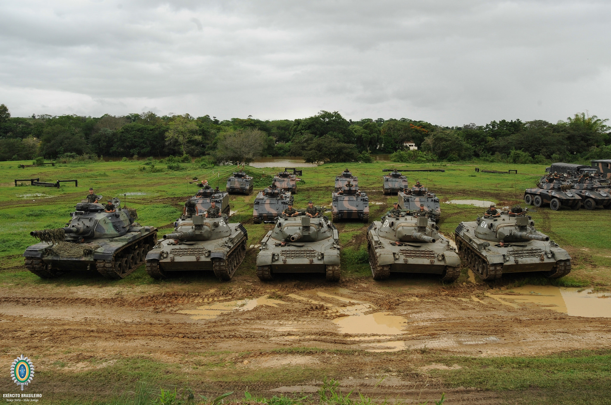 Exército coloca veículos blindados em Roraima na fronteira com a