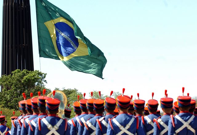 Troca_da_bandeira_na_Praça_dos_Três_Poderes,_5_de_agosto_de_2007