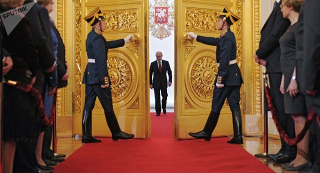 Vladimir Putin chegando para tomar posse do seu quarto mandato presidencial