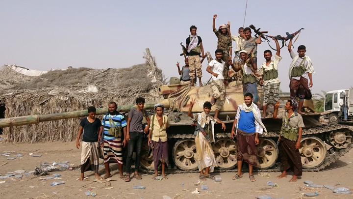 Combatentes tribais leais ao governo do Iêmen junto a um tanque em al-Faza, perto de Hodeida, no Iêmen, em 1º de junho.