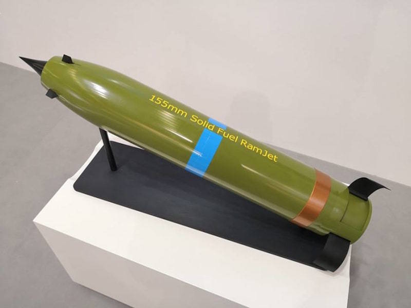 Projéteis assistidos por foguete (RAP) existem há décadas, mas a Nammo deu um passo adiante usando um ramjet de combustível sólido para alcances de mais de 100km, e que não requer modificação do canhão de 155mm. (Foto: Nammo)