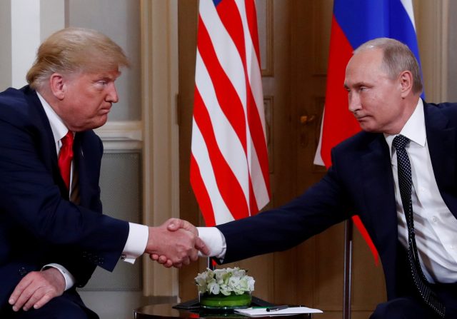 O presidente dos EUA Donald Trump e o presidente da Rússia Vladimir Putin apertam as mãos durante encontro em Helsinki, na Finlândia - Foto Kevin Lamarque-Reuters