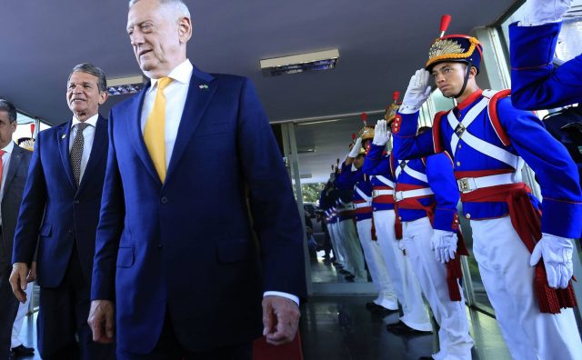 O ministro da Defesa brasileiro, Joaquim Silva e Luna (esquerda), e o secretário da Defesa dos EUA, James Mattis, em Brasília. Foto JOÉDSON ALVES EFE