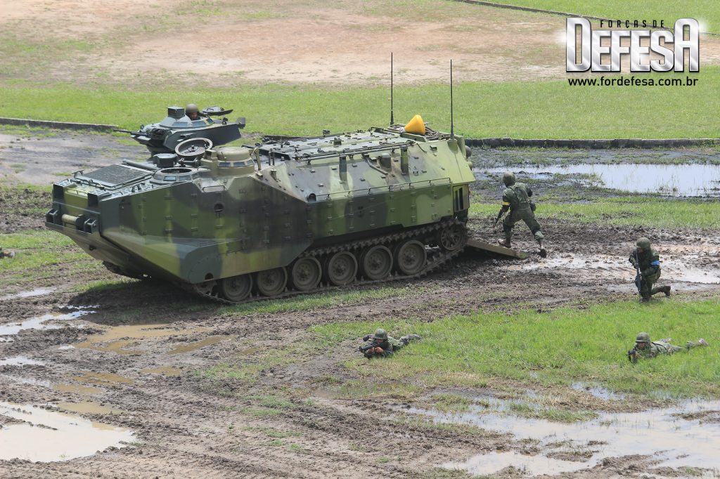 Carros Lagarta Anfíbio e Fuzileiros Navais, em 2013