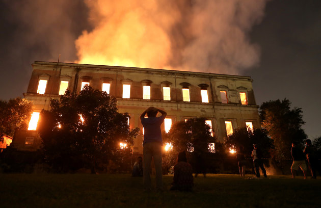 Pessoas assistem ao fogo queimando o Museu Nacional no Rio de Janeiro.- Foto: REUTERS/Ricardo Moraes