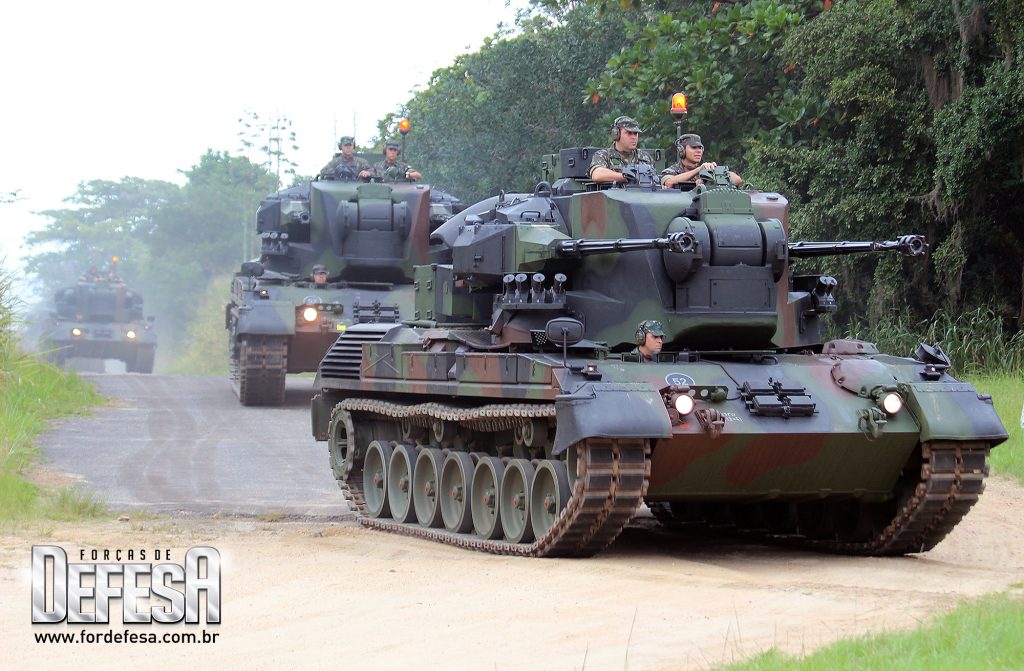 Viaturas Blindadas de Combate do novo Sistema de Defesa Antiaérea do Exército Brasileiro, o Gepard 1A2, em 2013