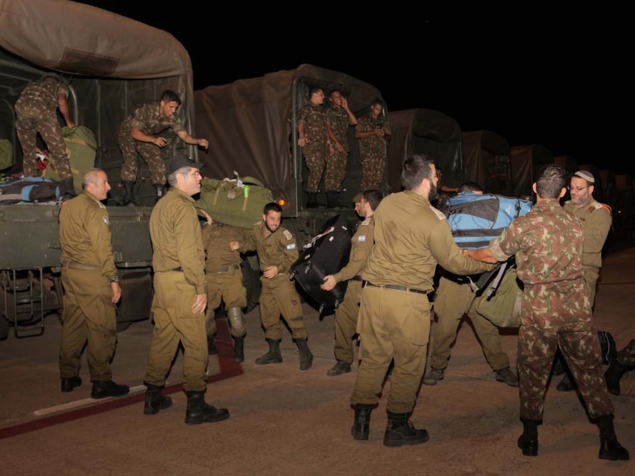 Uma mulher soldado servindo no exército está perto de um tanque de