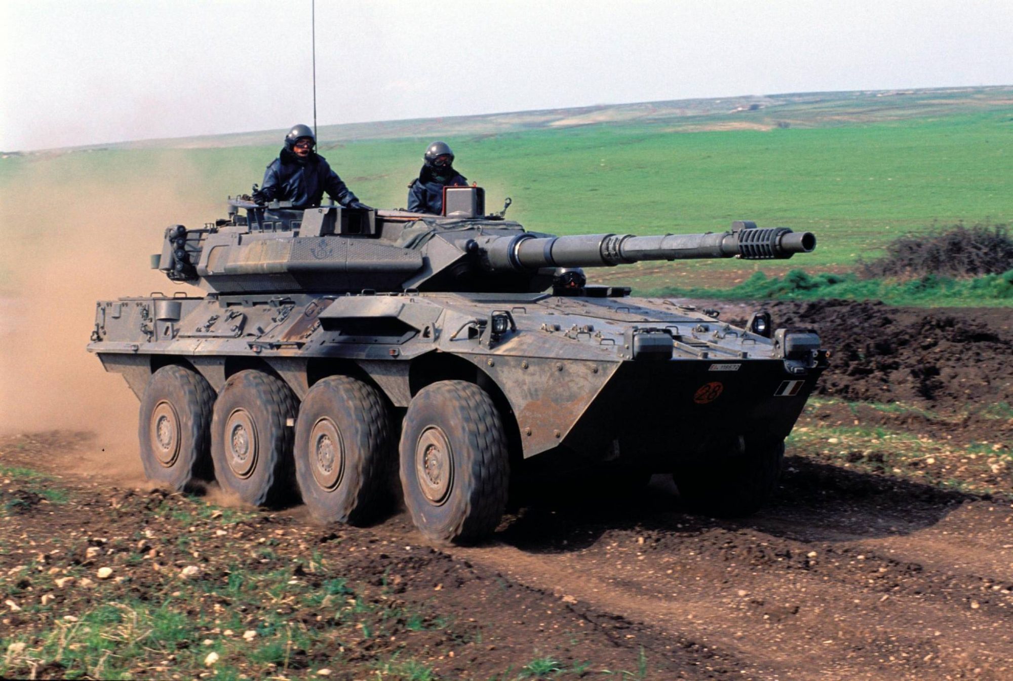 Itália propõe vender ao Brasil cerca de 200 caça-tanques Centauro