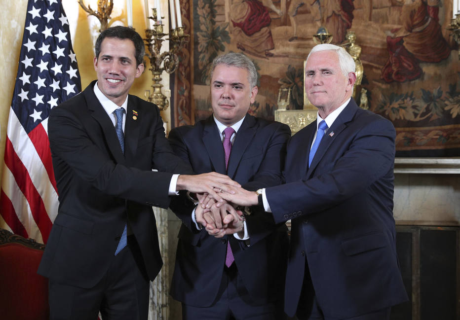 O presidente interino da Venezuela Juan Guaidó (E), o presidente colombiano, Ivan Duque, e o vice americano, Mike Pence (D) Foto: AP Photo/Martin Mejia