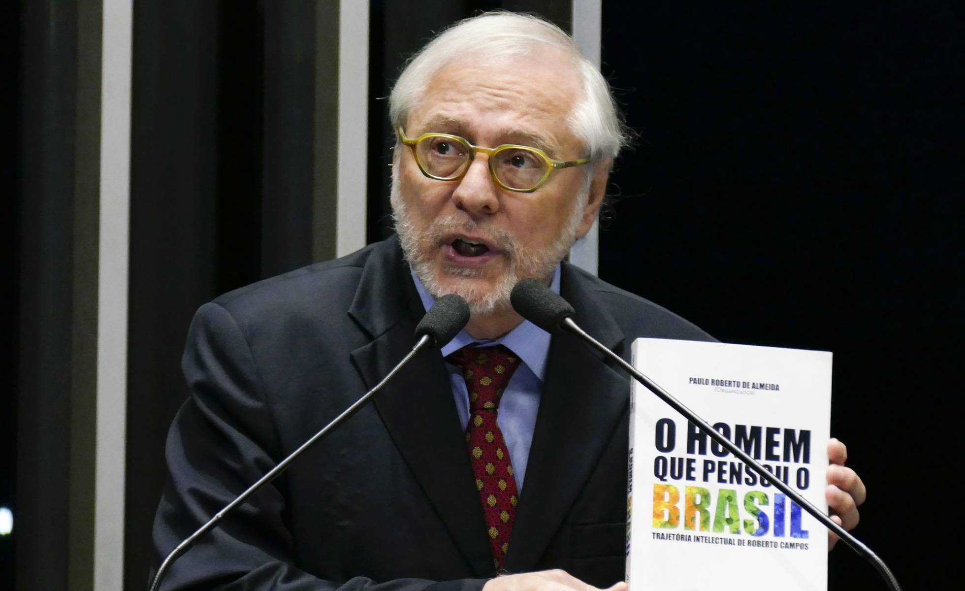 Não adianta botar a faca no meu pescoço”, diz Bolsonaro a servidores