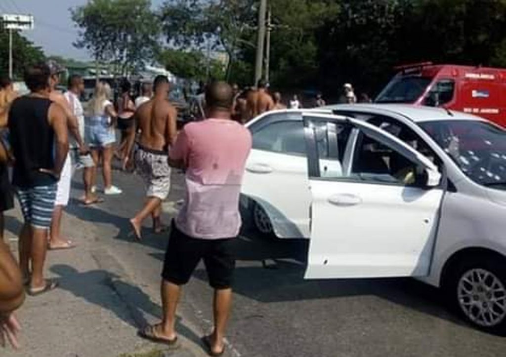 Carro foi atingido por vários tiros na Zona Oeste do Rio — Foto: Reprodução/Redes sociais