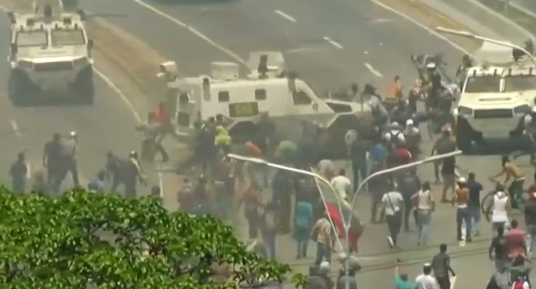 Militares venezuelanos jogam bombas em manifestantes na fronteira