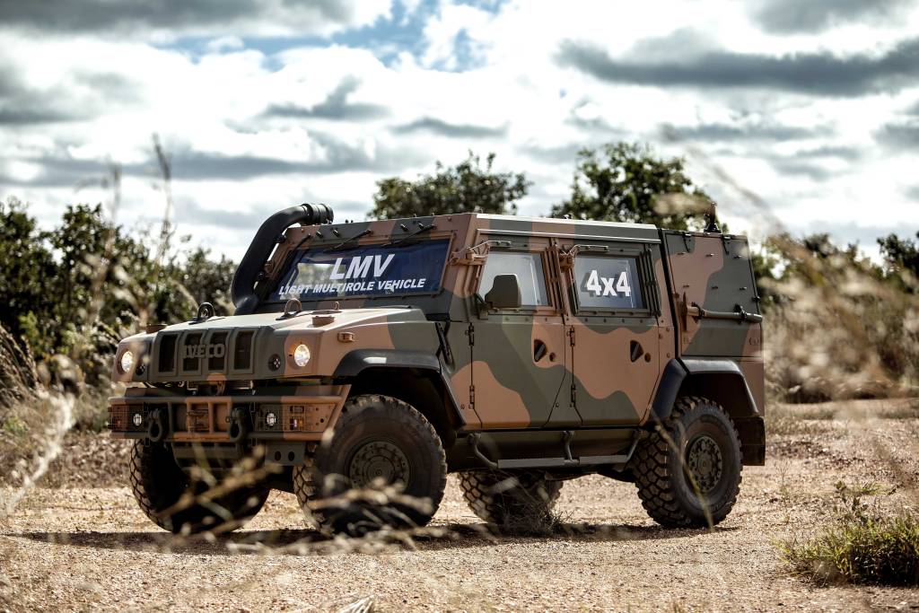 Exército coloca veículos blindados em Roraima na fronteira com a