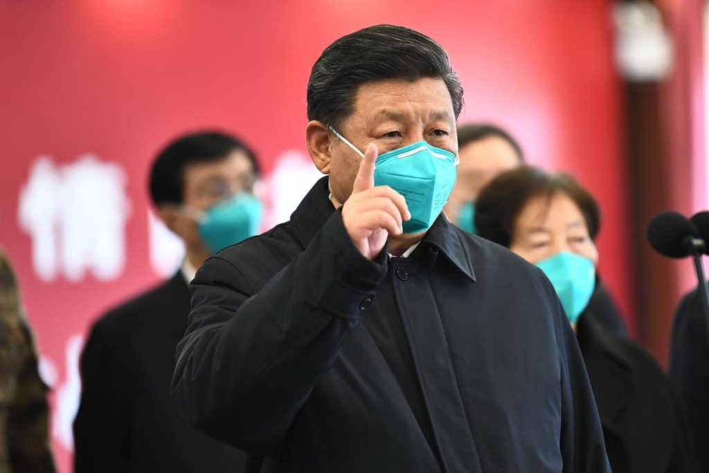 Presidente chinês Xi Jinping visita um hospital em Wuhan, China, março de 2020