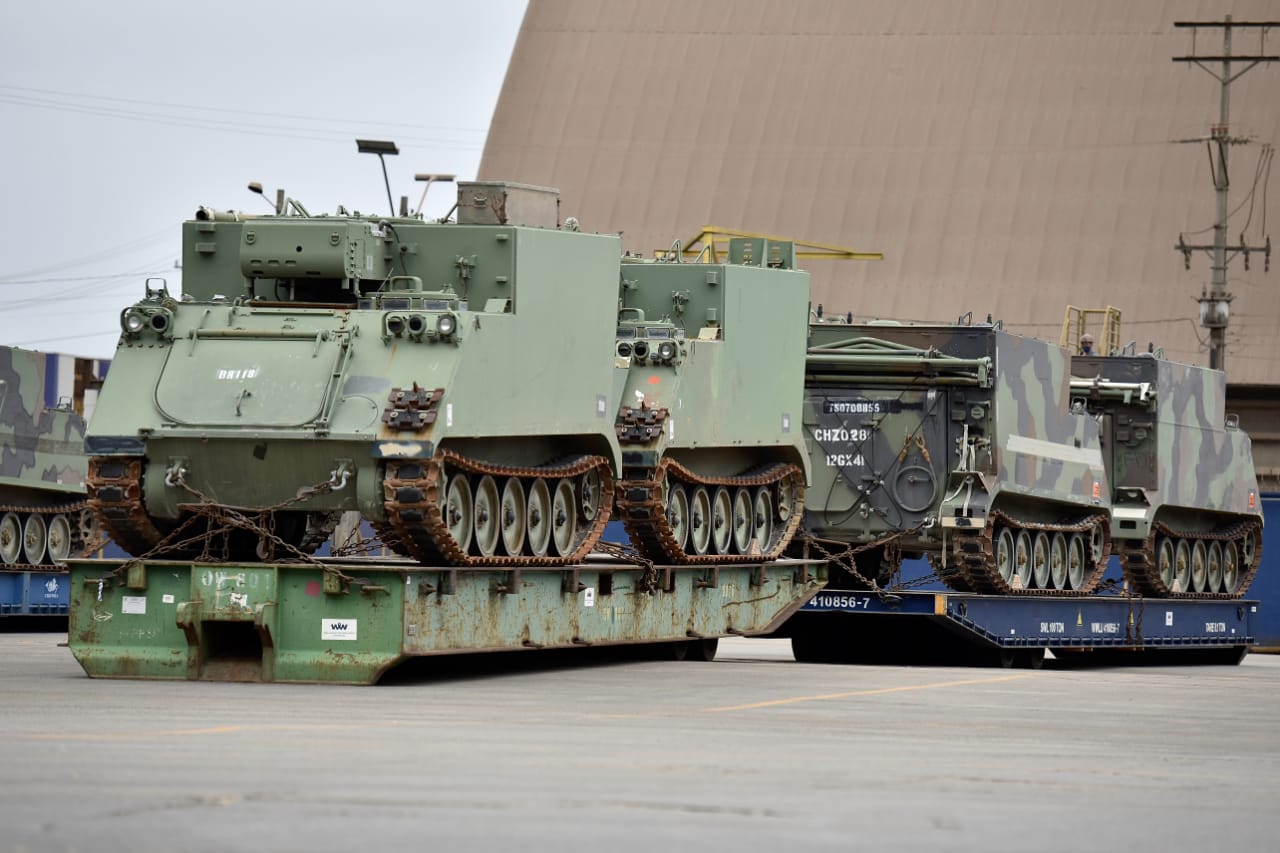 EJÉRCITO BRASILEÑO - Página 29 Blindados-desembarcados-no-Porto-de-Paranagua-8