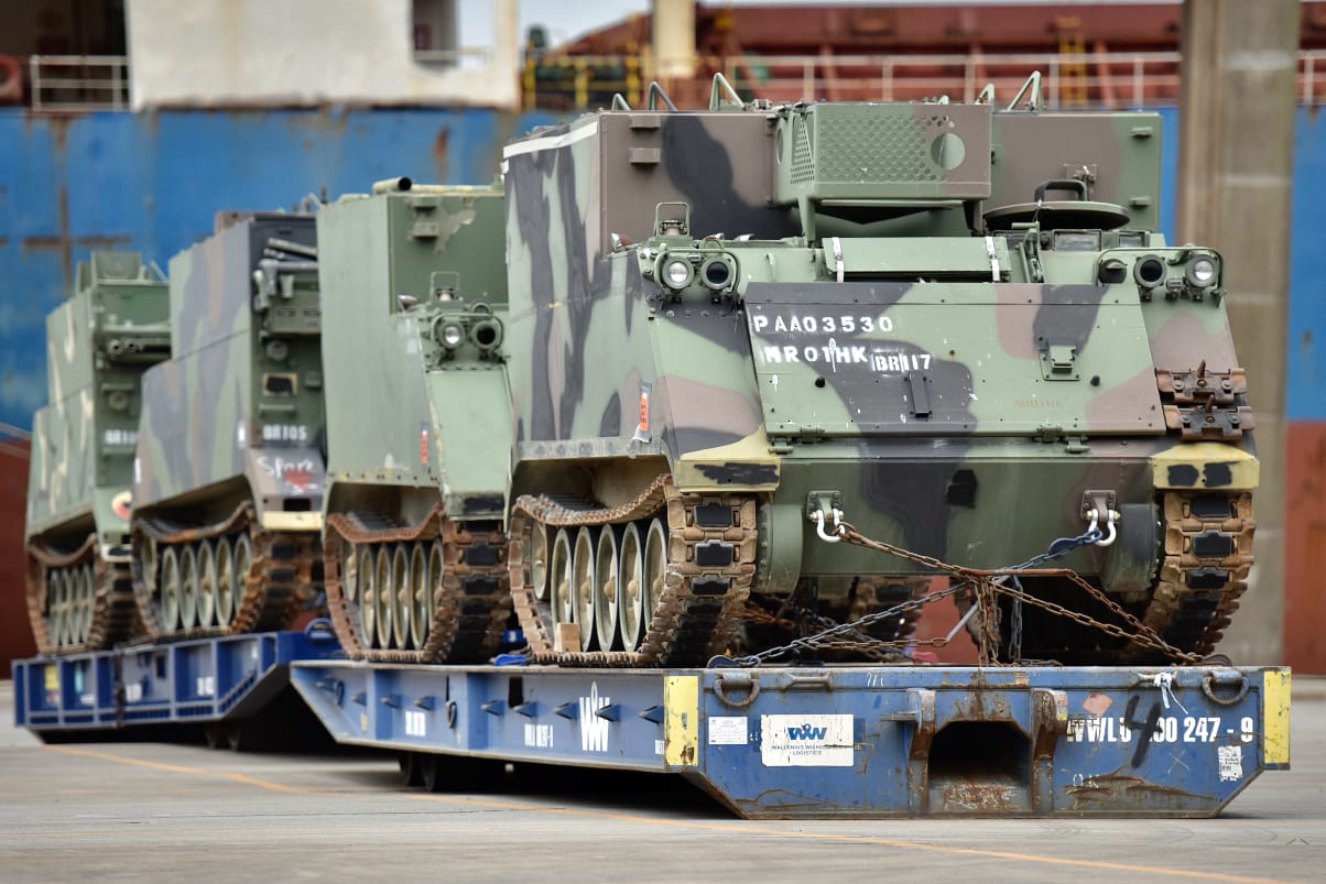 EJÉRCITO BRASILEÑO - Página 29 Blindados-desembarcados-no-Porto-de-Paranagua