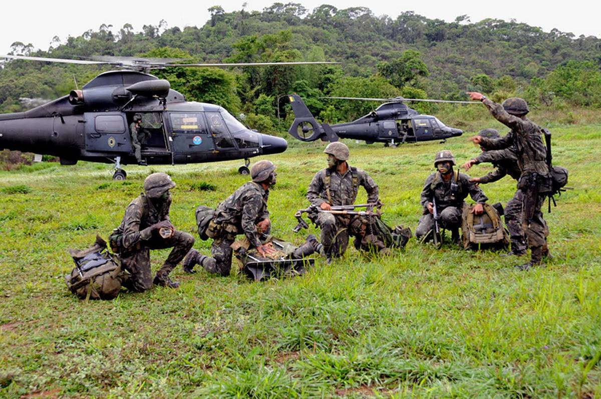 Oficial do Exército Brasileiro recebe brevê de piloto da Aviação