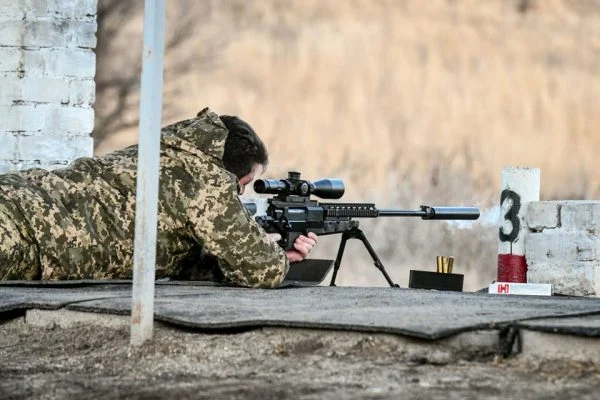 Por que um sniper precisa de um colega auxiliando para efetuar o