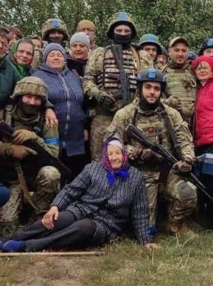 Liberated-babusyas-grand-mothers-in-Ukrainian-pose-with-Ukrainian-soldiers-in-Kharkiv-region.jpg