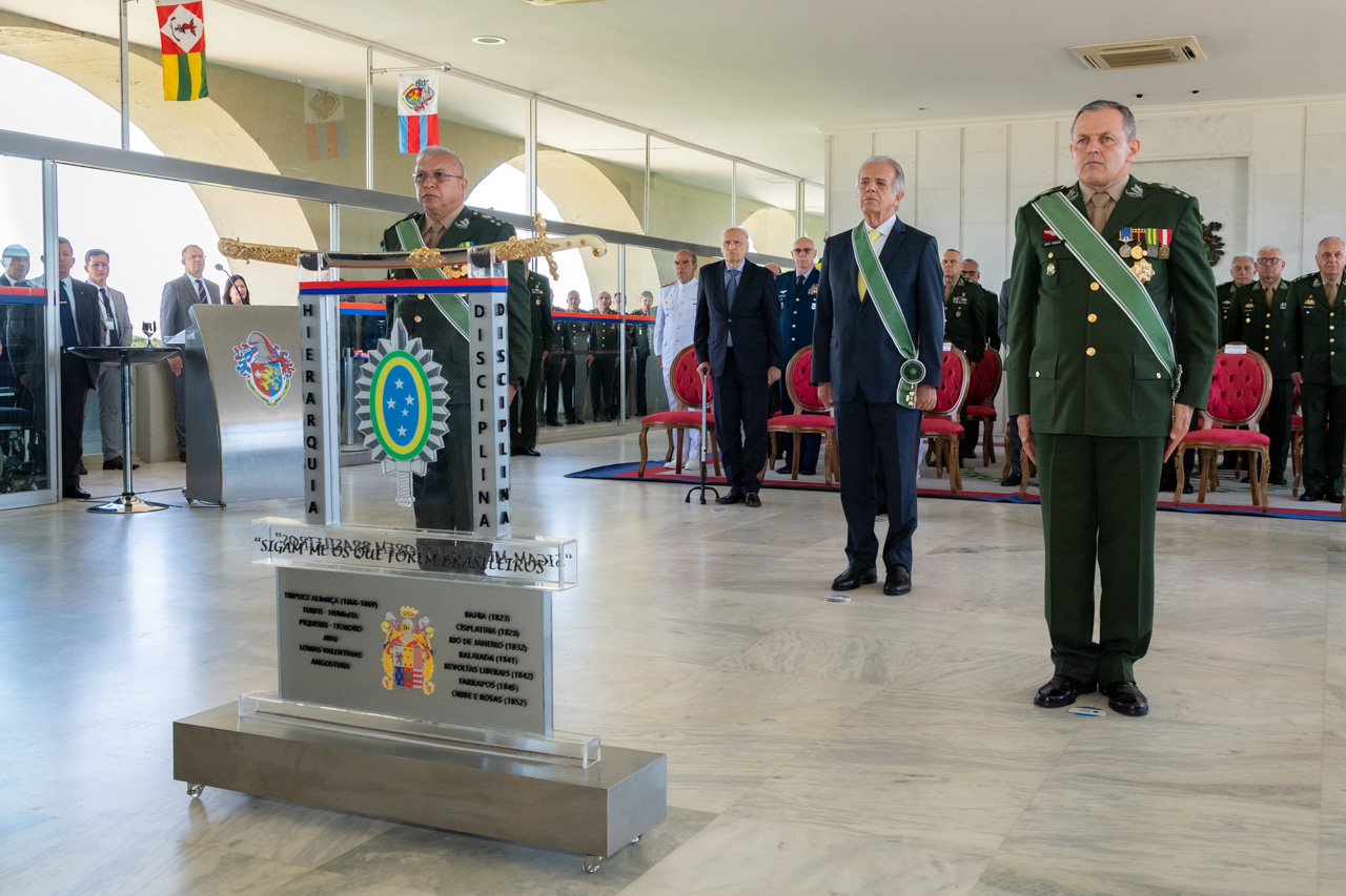 Após Alemanha embargar blindados Guarani, general Tomás visita