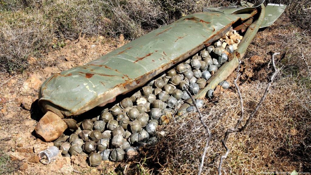 Cluster bomb