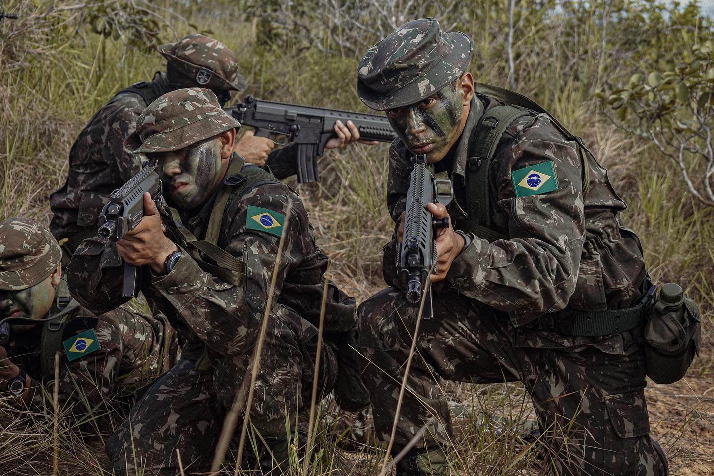 Exército coloca veículos blindados em Roraima na fronteira com a