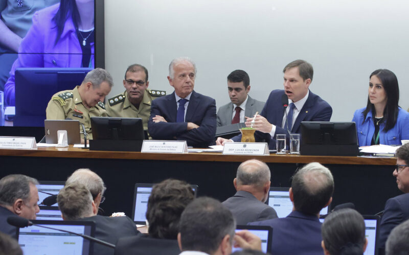 Ministro da Defesa pede ajuda e propõe novas relações com a CREDN