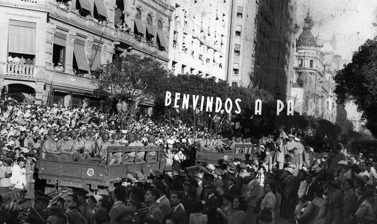 Desfile da FEB no Rio de Janeiro após o fim da Segunda Guerra Mundial