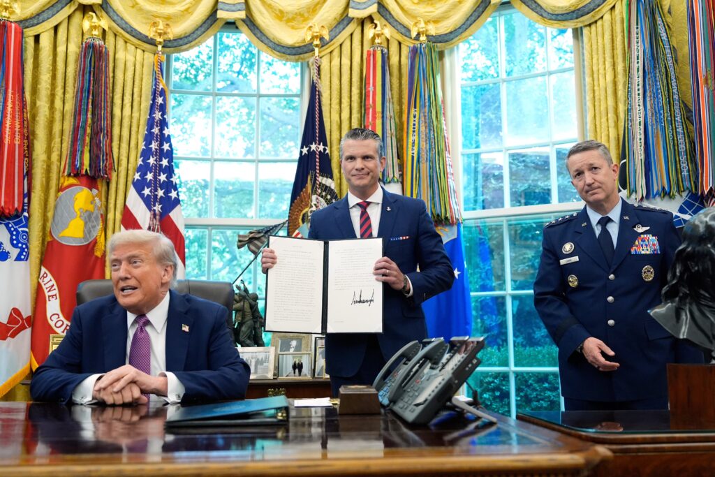 Trump assina ordem executiva para rebatizar Departamento de Defesa como Departamento de Guerra