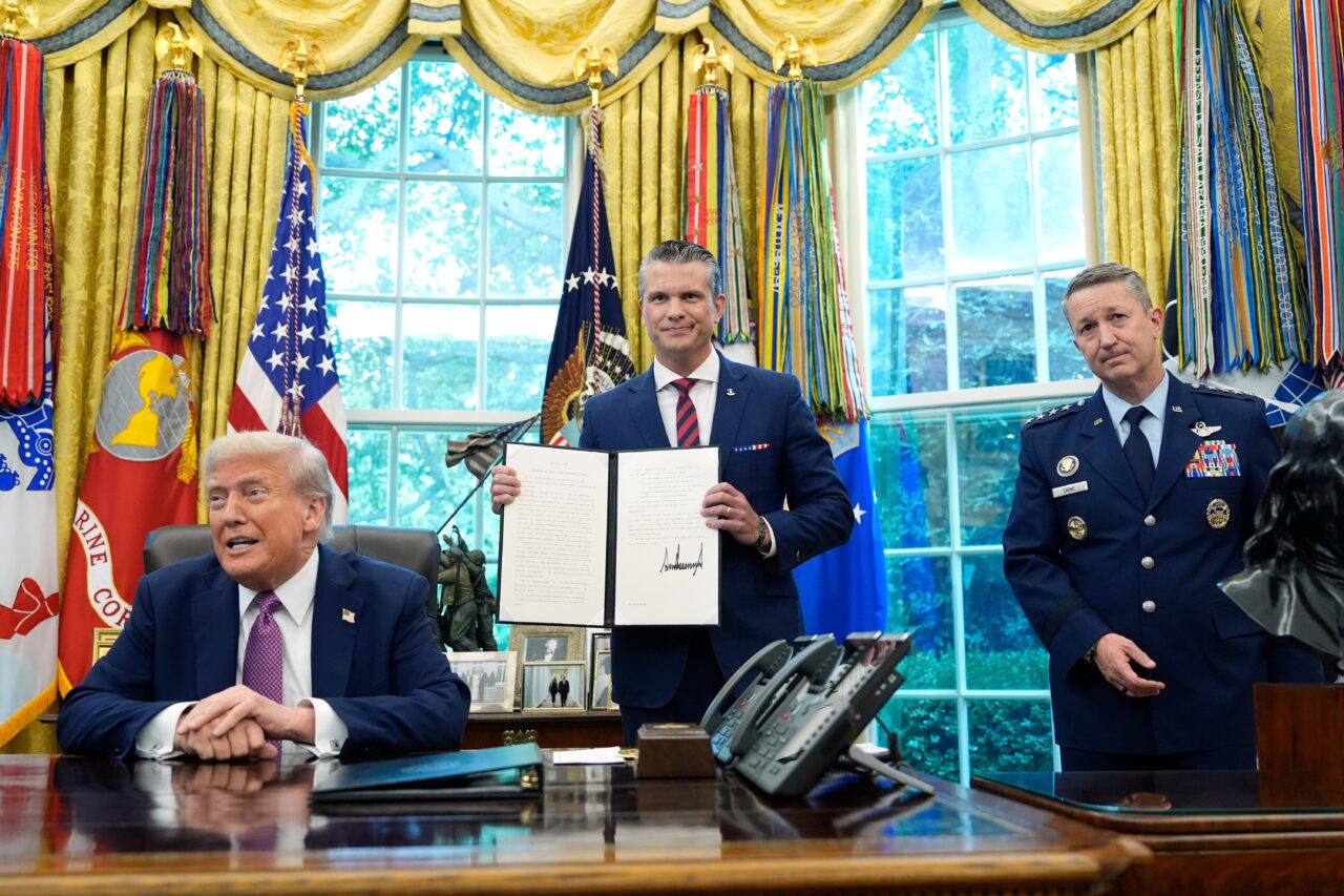 Trump assina ordem executiva para rebatizar Departamento de Defesa como Departamento de Guerra